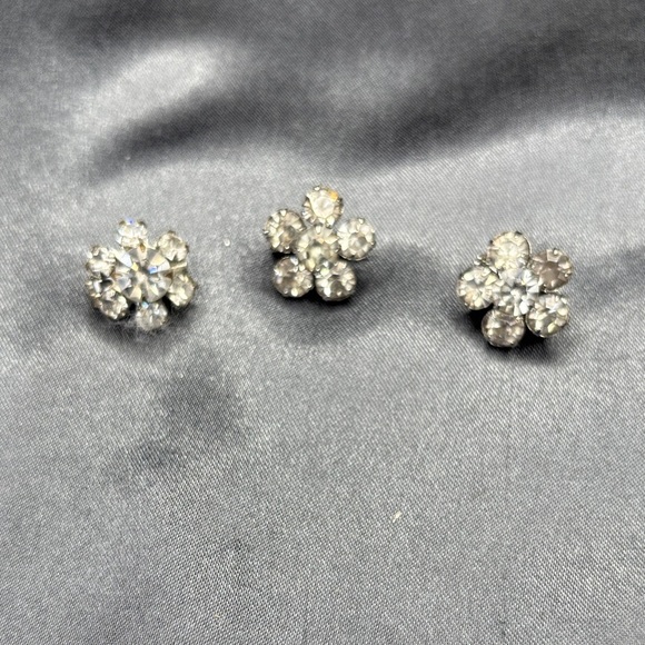 Elegant Silver Crystal Flower brooch - Picture 1 of 2